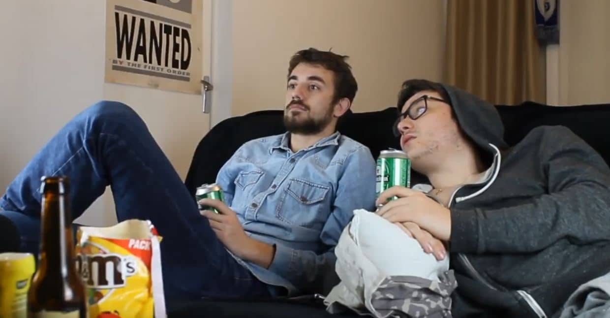 Lisandru et Thibault sur un canapé boivent des bières